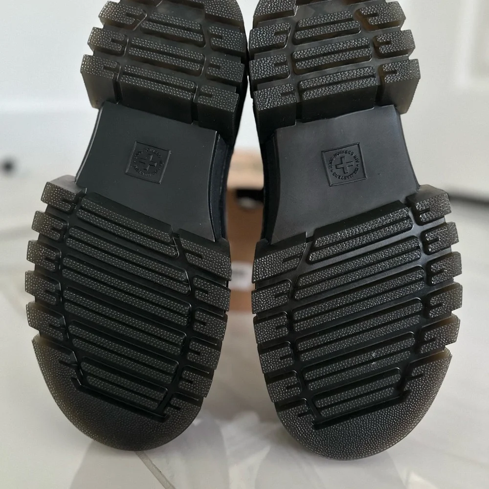 Dr. Martens Ricki 3-Strap Platform Sandals
Size: US 9 Color: Cobblestone Grey - Picture 6 of 11